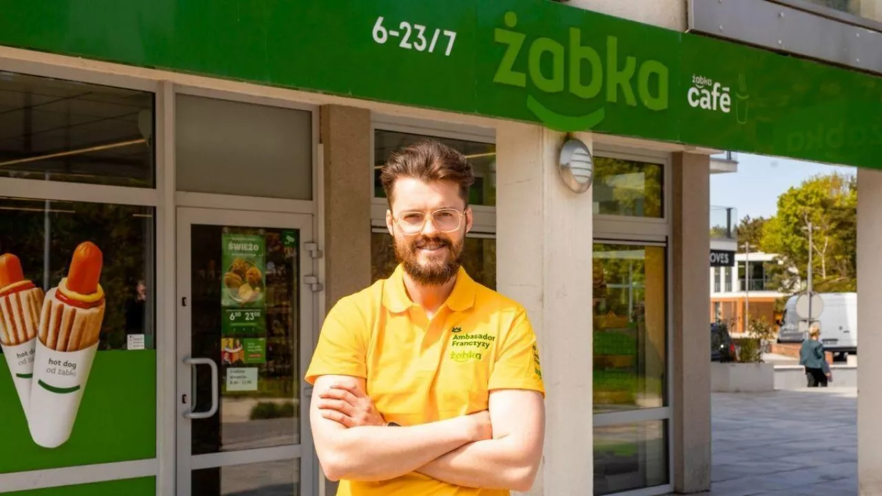 <p>Tak wygląda prowadzenie sezonowego sklepu Żabki. „Tu wszystko dzieje się szybciej”</p>