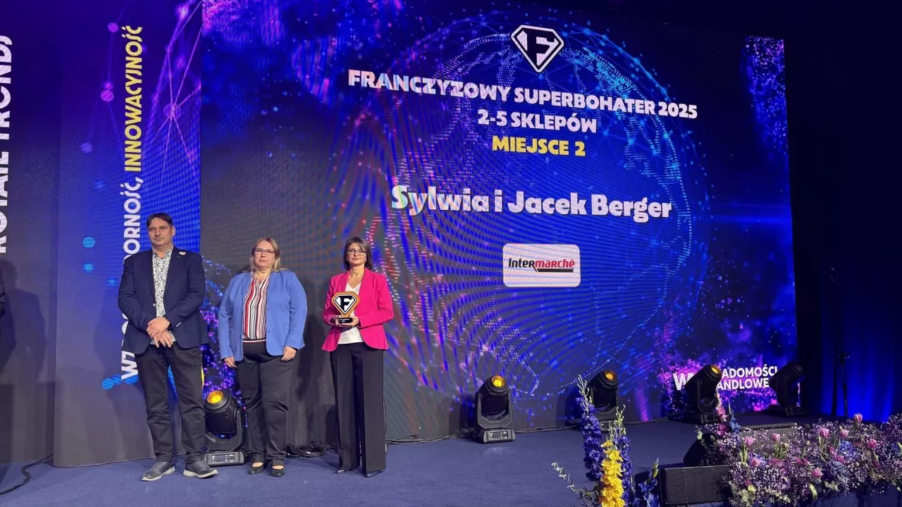 <p>Sylwia I Jacek Bergerowie, właściciele sklepów Intermarché w Starym Mieście i Słupcy, podczas wręczenia nagrody Franczyzowy Superbohater</p>