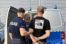 Policjanci zatrzymali 37-latka, który rozlał w sklepie nieznaną substancję (fot. KWP w Gdańsku)