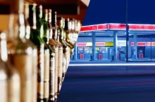 Zakaz sprzedaży alkoholu na stacjach paliw. Polacy niemal jednomyślni (fot. Canva)
