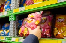 30 - tyle różnych opakowań chipsów oferuje klientom przeciętny sklep małego formatu (fot. vittoria_vittoria/Shutterstock)