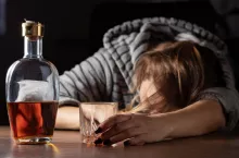 Młode Polki i młodzi Polacy piją, bo się nudzą? Tak twierdzi współautor raportu (fot. Shutterstock)