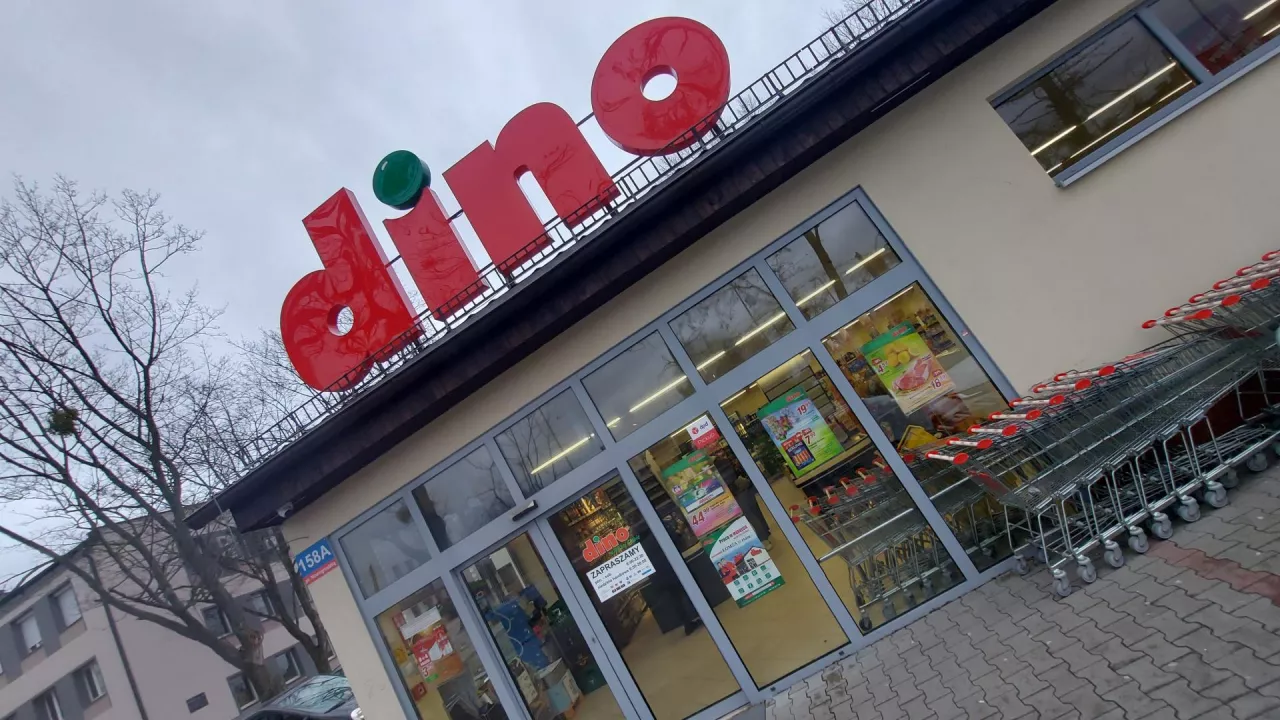 Supermarket sieci Dino na ścianie wschodniej