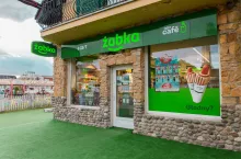 <p>Żabka wchodzi tam, gdzie inni odpuścili. Przejmuje lokale po Społem i Tesco</p>