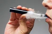 <p>Zakaz sprzedaży e-papierosów bez nikotyny dla młodzieży już obowiązuje (fot. Canva)</p>