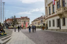 W trakcie trzyletniej obecności amerykańskich żołnierzy i cywilów w Jasionce ceny ziemi w okolicy oraz w restauracjach na rzeszowskim rynku wzrosły kilkukrotnie (fot. Avillfoto/Shutterstock)