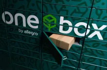 Allegro próbuje uniezależnić się od InPostu rozbudowując własną sieć automatów do wysyłania i odbioru przesyłek Allegro One (fot. Shutterstock)