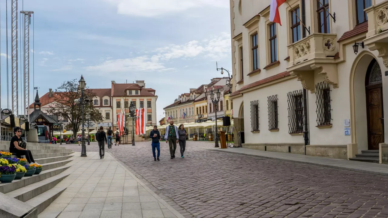 W trakcie trzyletniej obecności amerykańskich żołnierzy i cywilów w Jasionce ceny ziemi w okolicy oraz w restauracjach na rzeszowskim rynku wzrosły kilkukrotnie (fot. Avillfoto/Shutterstock)