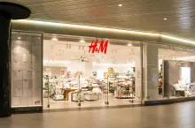 Na zdj. sklep sieci H&amp;M (fot. Radu Bercan/Shutterstock)