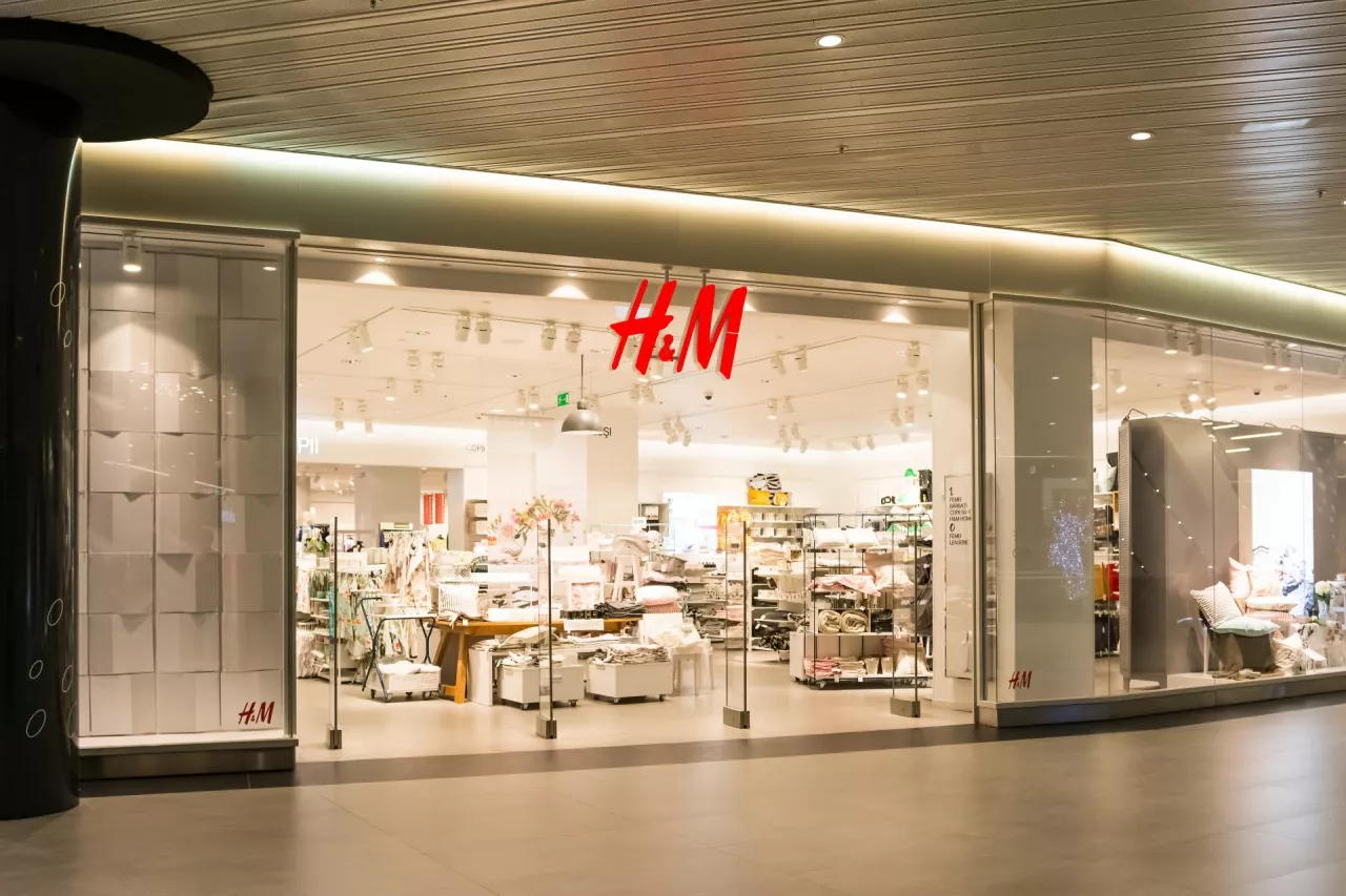 Na zdj. sklep sieci H&amp;M (fot. Radu Bercan/Shutterstock)