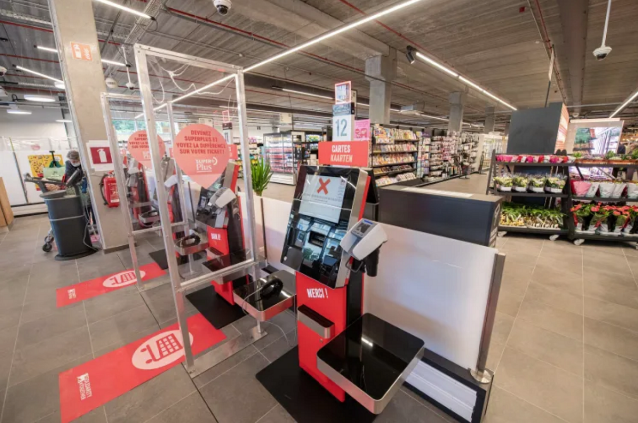 Kasy samoobsługowe w sklepie sieci Delhaize (fot. mat. prasowe Delhaize)