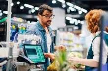 50 proc. - taki odsetek inwestorów uważa, że firmy powinny radykalnie zmienić sposób funkcjonowania w odpowiedzi na zmiany klimatu (fot. Shutterstock)
