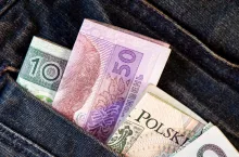 Zamknięte okienko w banku. Czy pożyczki całkiem przeniosły się do sieci?