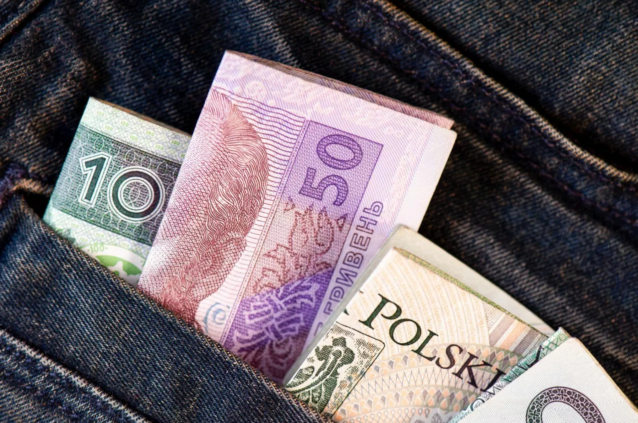Zamknięte okienko w banku. Czy pożyczki całkiem przeniosły się do sieci?