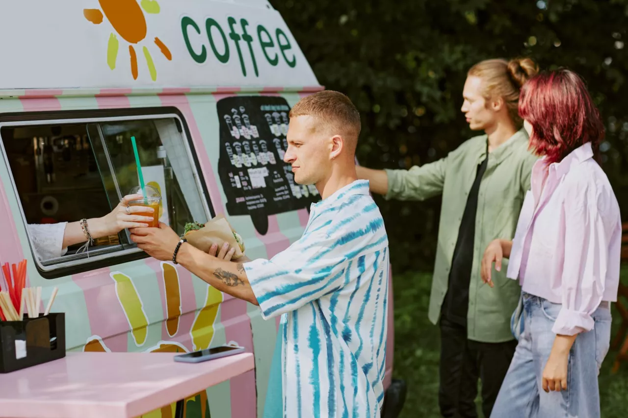 W Polsce przybywa nowych food trucków, ale mobilne punkty gastronomiczne wciąż borykają się z problemami (fot. Shutterstock)