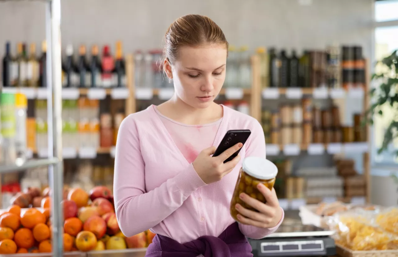 Smartflacja w Polsce – jak młode pokolenia sprytnie oszczędzają na zakupach i podróżach (fot. Shutterstock)