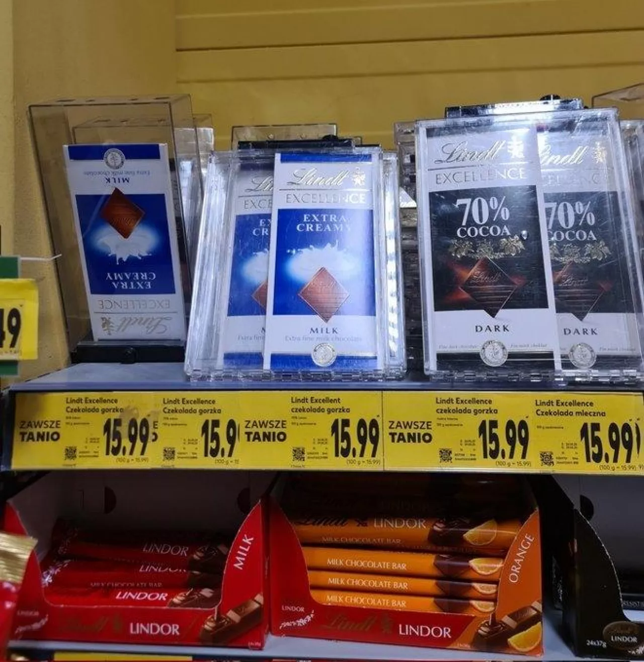 Zabezpieczenia antykradzieżowe na czekoladę – nietypowy problem w markecie na Bemowie (za x.com/dawidparzyk)
