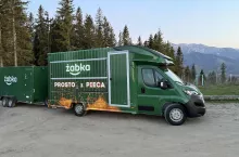 <p>Żabka na Lidze Narodów i festiwalach. Zobacz, gdzie będzie food truck Żabki (Fot. Żabka Polska)</p>