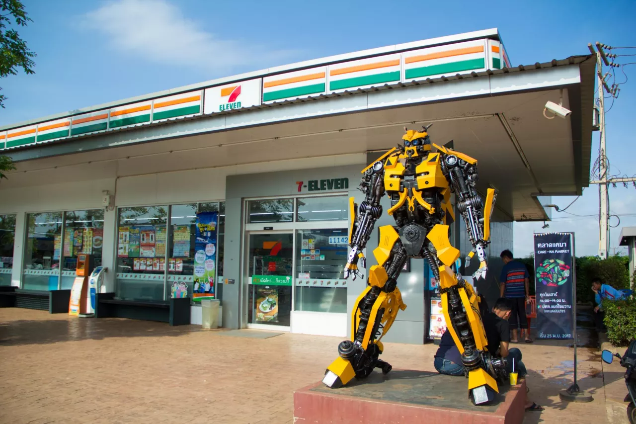 Na zdj. sklep sieci 7-Eleven (fot. aimpol buranet/Shutterstock)