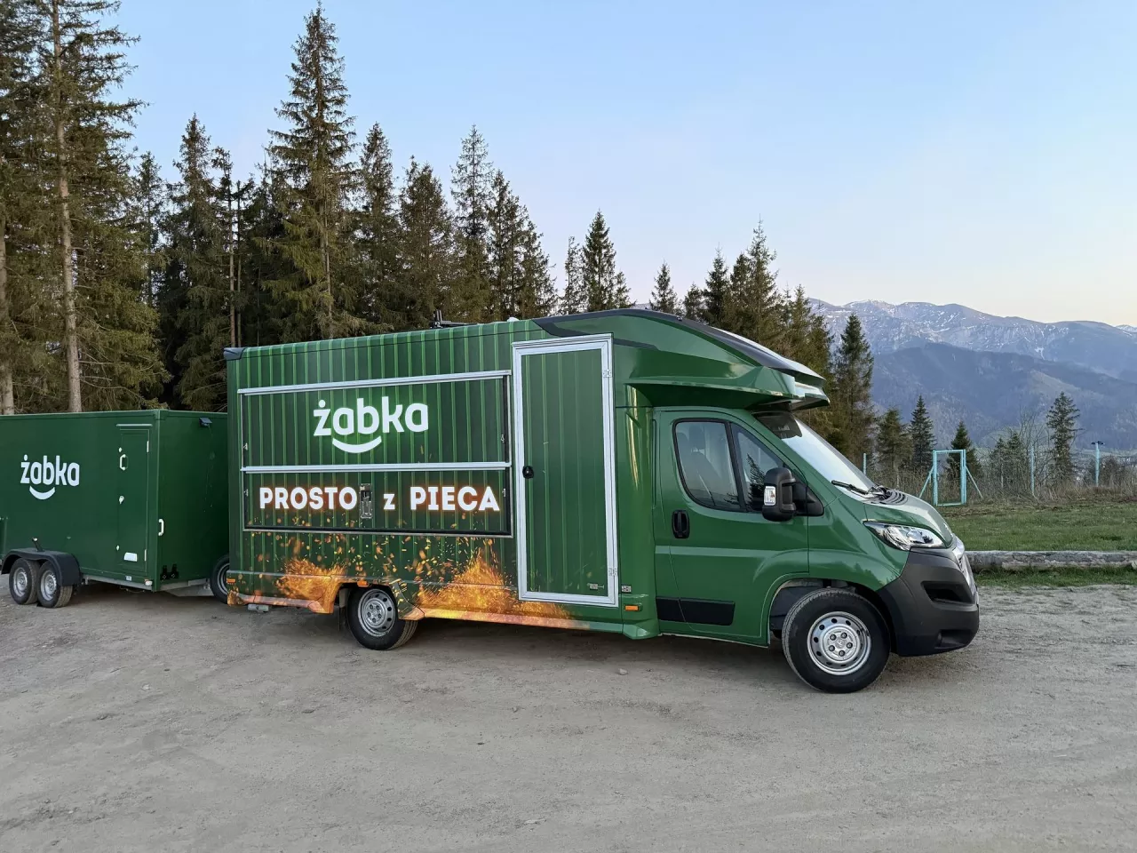 <p>Żabka na Lidze Narodów i festiwalach. Zobacz, gdzie będzie food truck Żabki (Fot. Żabka Polska)</p>