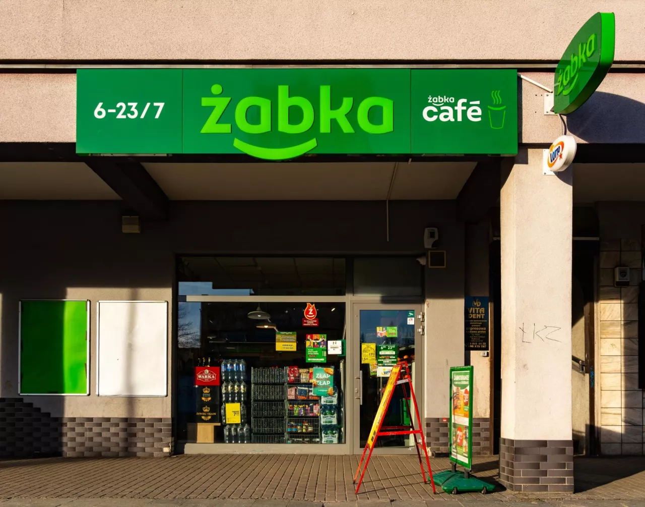 Na zdj. Żabka w Wałbrzychu (fot. Czajnikolandia/Shutterstock)
