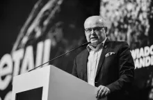 Generał Waldemar Skrzypczak podczas kongresu Retail Trends 2024 (fot. wiadomoscihandlowe.pl)