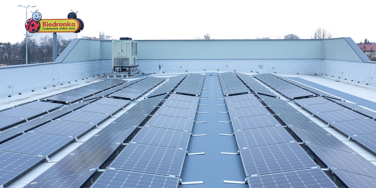 Biedronka stopniowo przestawia się na zieloną energię (fot. mat. prasowe)