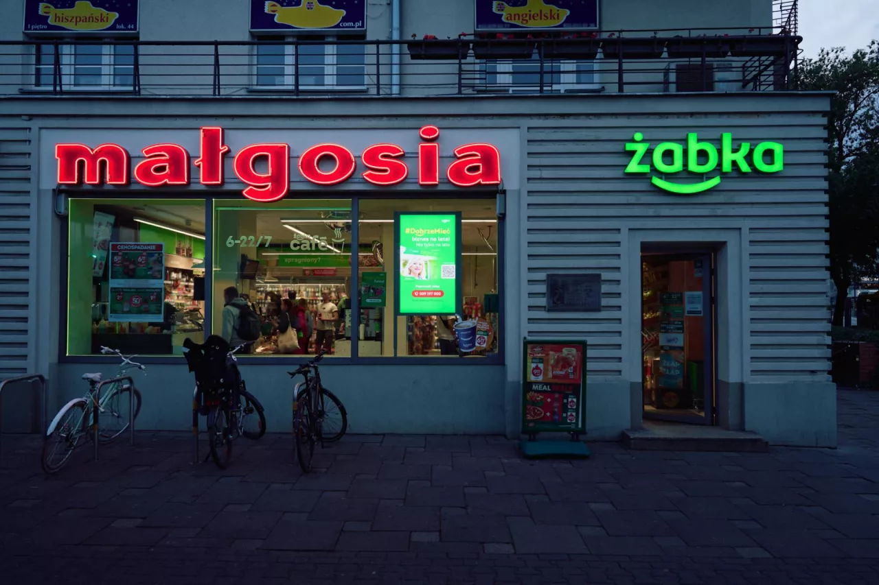 Historyczny neon ”Małgosia” znów świeci na Żoliborzu