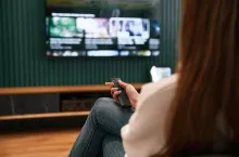 Polacy rezygnują z reklam w TV. Wybierają telefon podczas przerw (fot. Shutterstock)