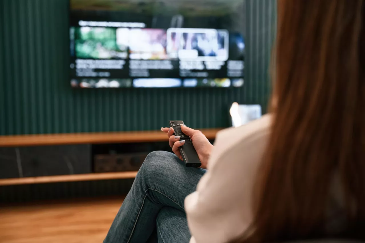 Polacy rezygnują z reklam w TV. Wybierają telefon podczas przerw (fot. Shutterstock)