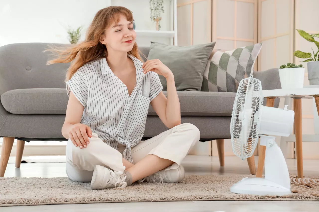Rekordowe lato 2025: Polacy kupują osobiste gadżety chłodzące z Azji (fot. Shutterstock)