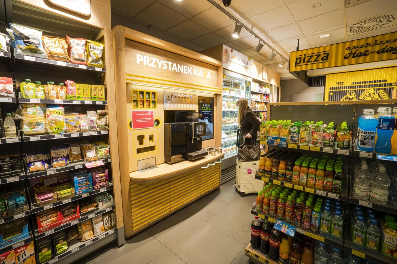 <p>1 Minute, koncept sklepu convenience Lagardère Travel Retail, jest wyposażpny w kawomat</p>