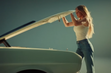 Kadr z reklamy z udziałem Sydney Sweeney (źródło: YouTube)
