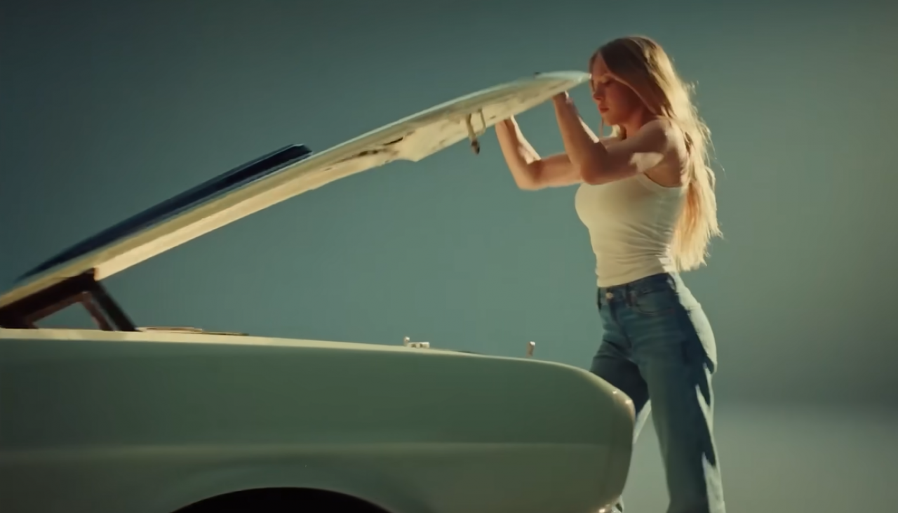 Kadr z reklamy z udziałem Sydney Sweeney (źródło: YouTube)