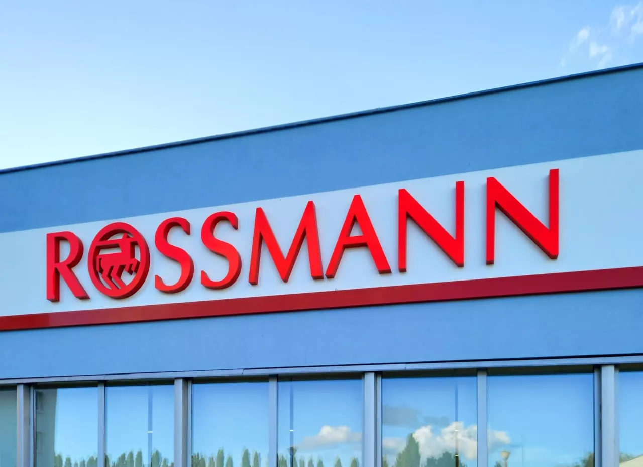 Logo sieci drogerii Rossmann (fot. Shutterstock)