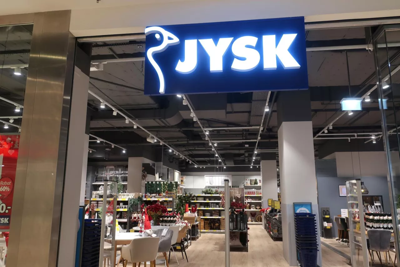 Na zdj. jeden ze sklepów sieci Jysk w Polsce (fot. OleksSH/Shutterstock)