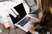 Ile Polacy kupują w internecie ?(fot. Andrew Neel/Unsplash)