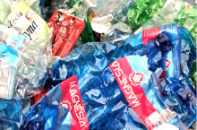 W ramach systemu kaucyjnego butelki plastikowe będą musiały być oddawane niezgniecione. Butelkomat jednak je zgniecie