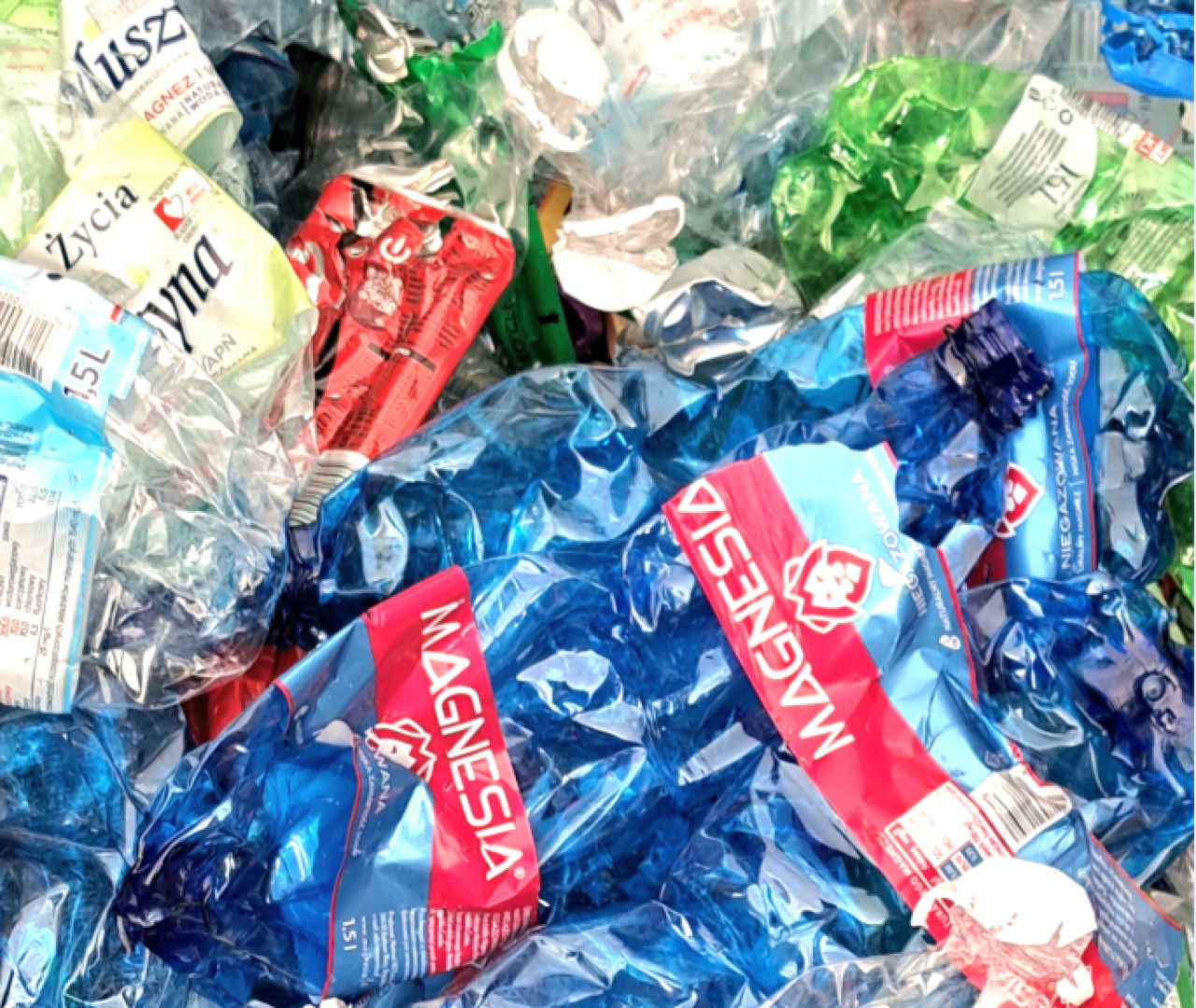 W ramach systemu kaucyjnego butelki plastikowe będą musiały być oddawane niezgniecione. Butelkomat jednak je zgniecie