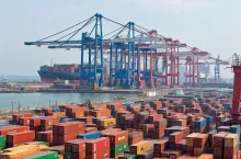 Fotografia przedstawia terminal kontenerowy w Chinach (fot. Albert Katana/open Ai)