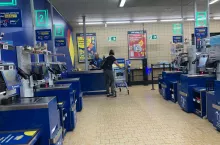 Nowa strefa samoobsługowa z kamerą w Lidl Niemcy. Przejrzysty układ zastępuje tradycyjne kasy taśmowe. (fot. Sebastian Rennack)
