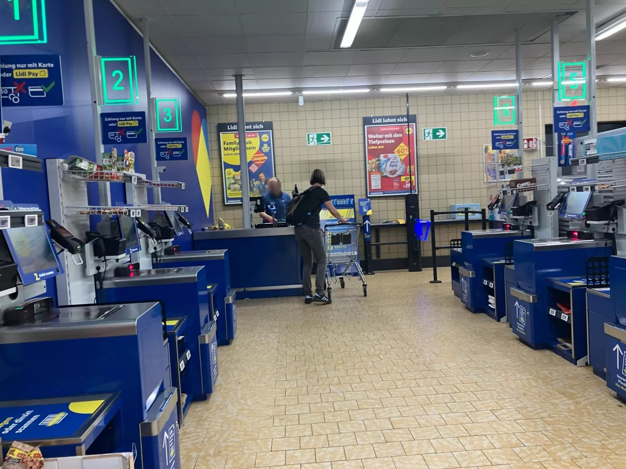 Nowa strefa samoobsługowa z kamerą w Lidl Niemcy. Przejrzysty układ zastępuje tradycyjne kasy taśmowe. (fot. Sebastian Rennack)