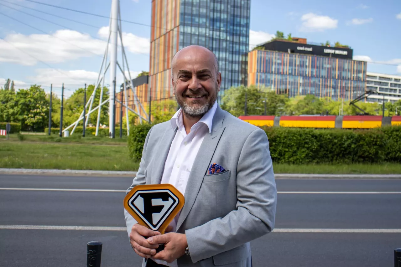 Ireneusz Wróbel zajął pierwsze miejsce w konkursie Franczyzowy Superbohater 2025 w kategorii franczyzobiorca prowadzący powyżej pięciu sklepów (fot. Bartosz Makowski)