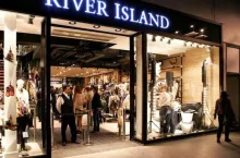 Plan restrukturyzacji River Island zatwierdzony przez sąd. Sieć handlowa uniknie bankructwa? (Fot. River Island /Facebook.com)