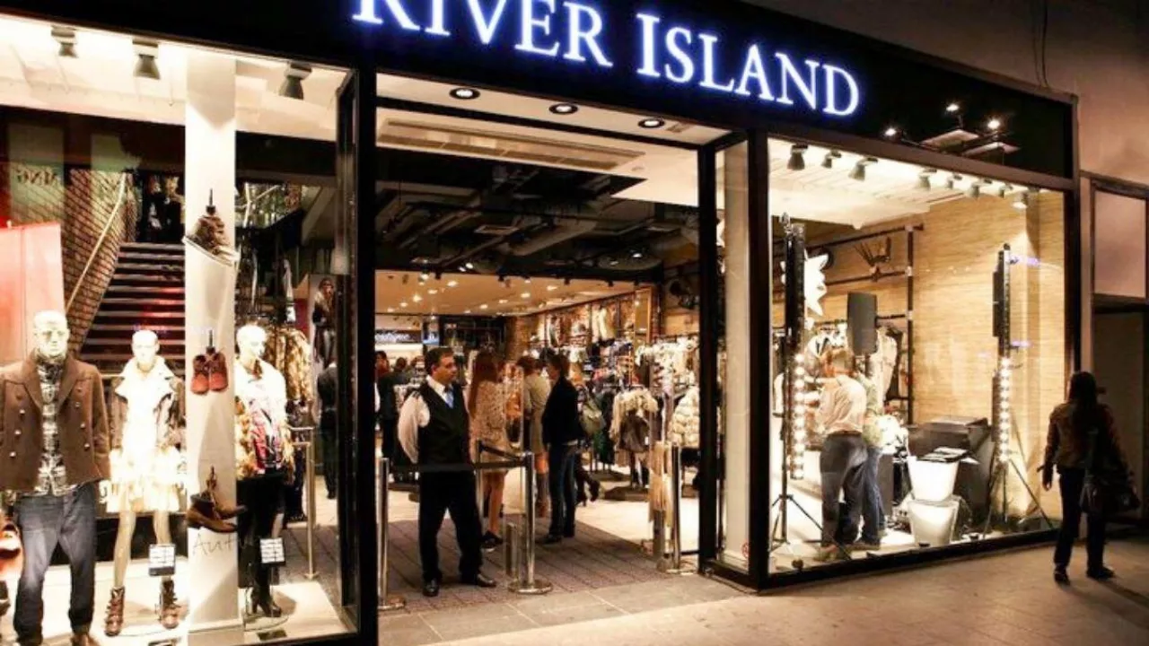 Plan restrukturyzacji River Island zatwierdzony przez sąd. Sieć handlowa uniknie bankructwa? (Fot. River Island /Facebook.com)