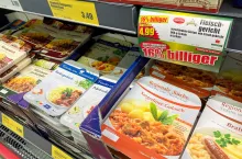 Chłodzone asortymenty zawierają kilkadziesiąt artykułów typu convenience, skupiając się na tradycyjnych smakach i przepisach.