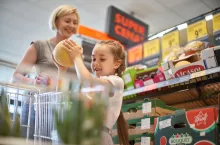 Provident kusi klientów do zakładania kart kredytowych oferując im vouchery na zakupy w Biedronce (fot. Bartek Banaszak)