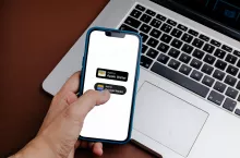 Młodzi Polacy wybierają Blika i kryptowaluty (fot. Shutterstock)