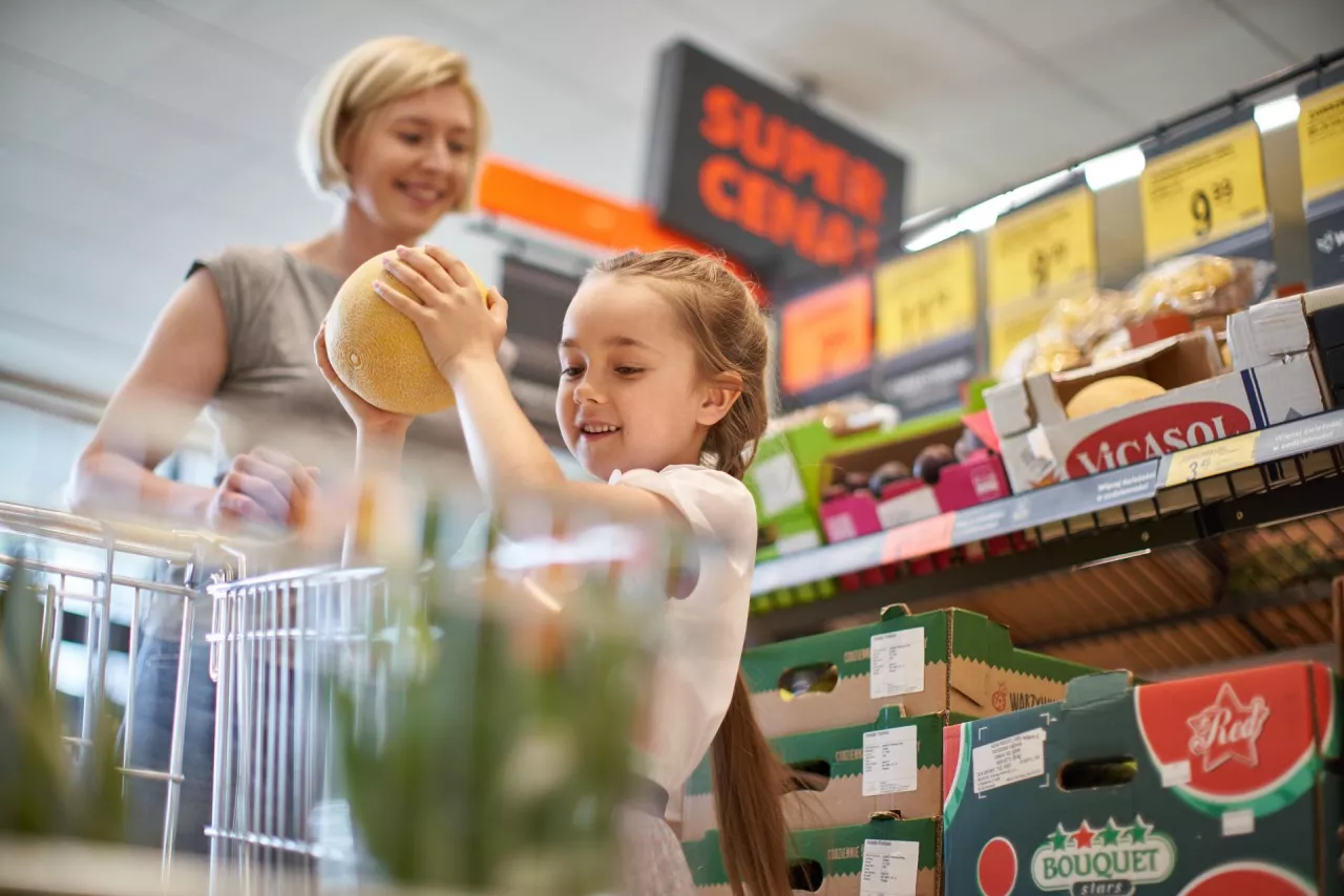 Provident kusi klientów do zakładania kart kredytowych oferując im vouchery na zakupy w Biedronce (fot. Bartek Banaszak)