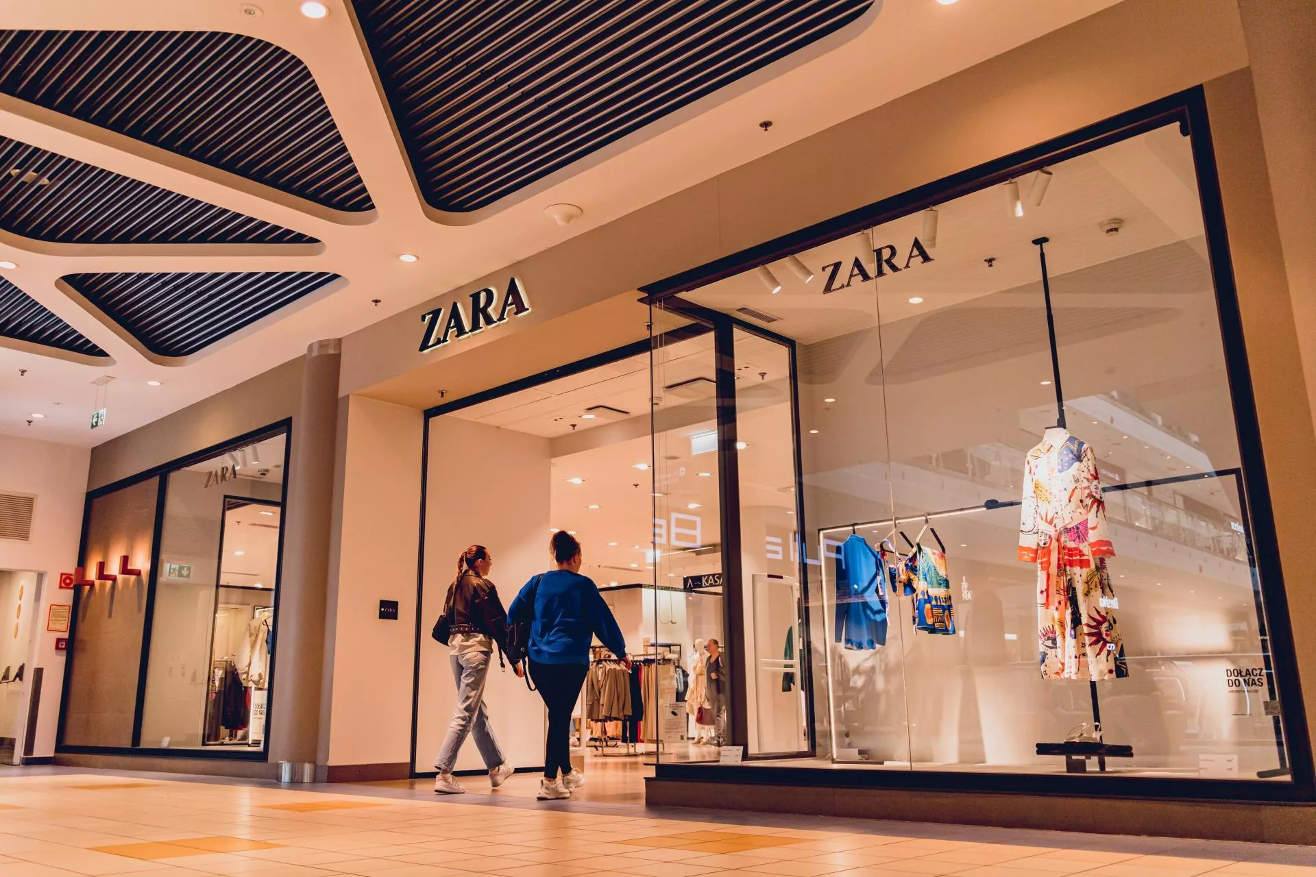 Zara w ogniu krytyki za swoje reklamy. Regulator reklam zakazał kampanii